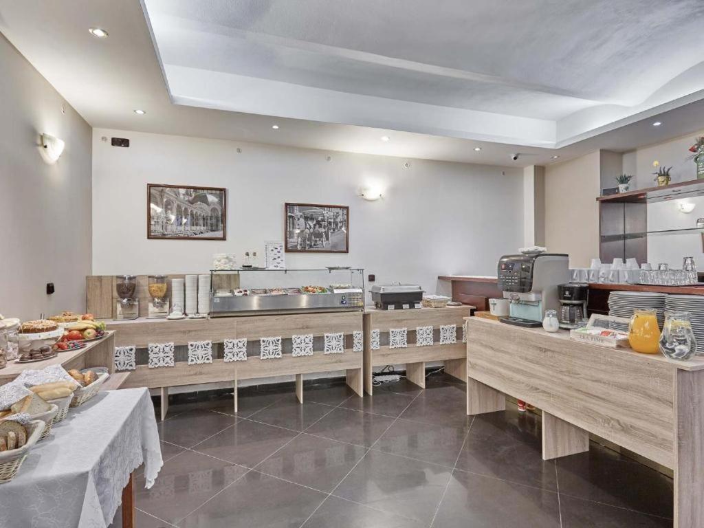Hotel Adria Κάρλοβι Βάρι Εξωτερικό φωτογραφία